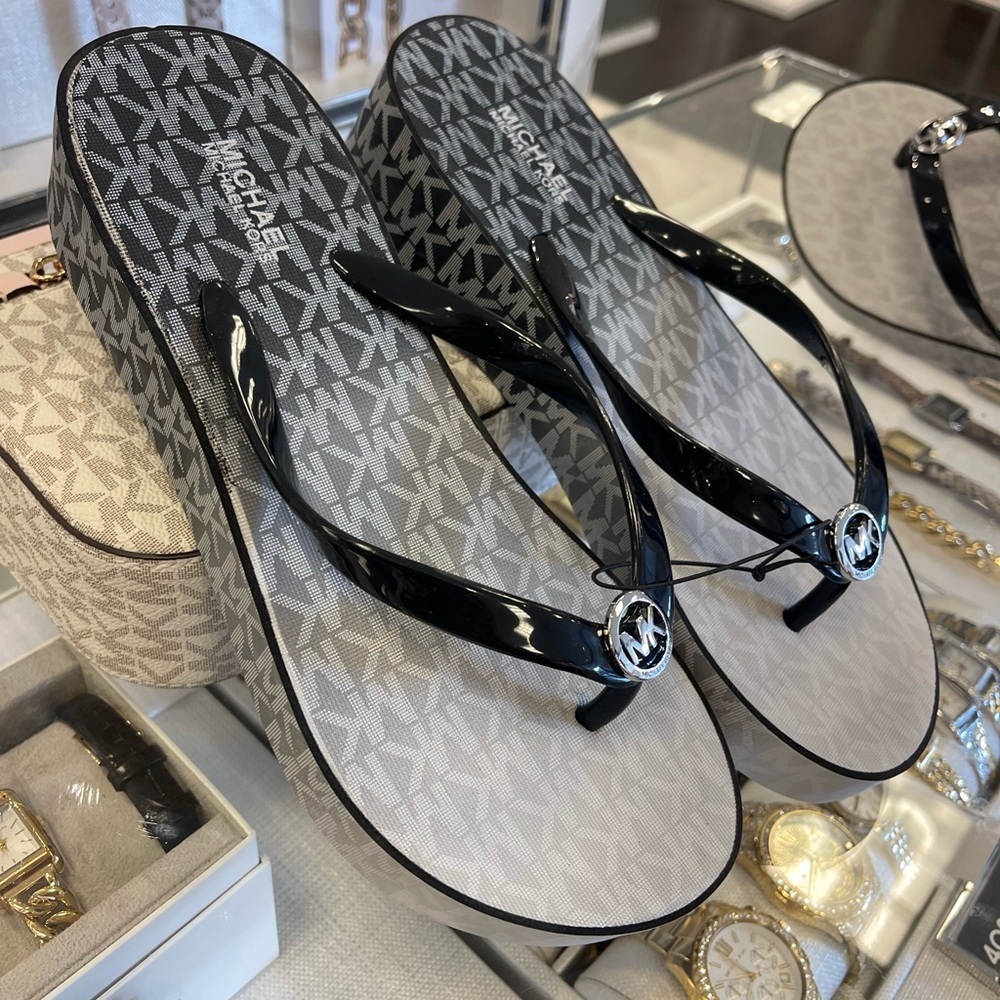 Michael Kors BEDFORD FLIP FLOP
PVC/OMBRE MK SIG
49R6BDFA1Q
Black 
NWT
Platforms - Picture 11 of 16